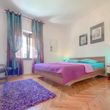 Marina No 2 アパート